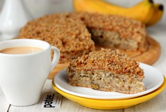 Банановый торт с орехами