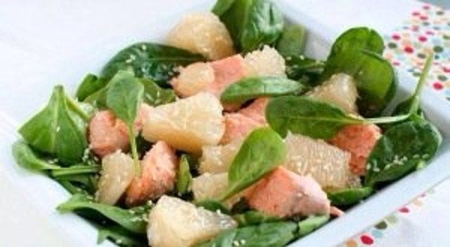 Салат с лососем и помело
