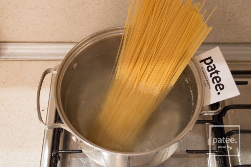 Спагетти с луком-пореем в сливочном соусе - Шаг 2