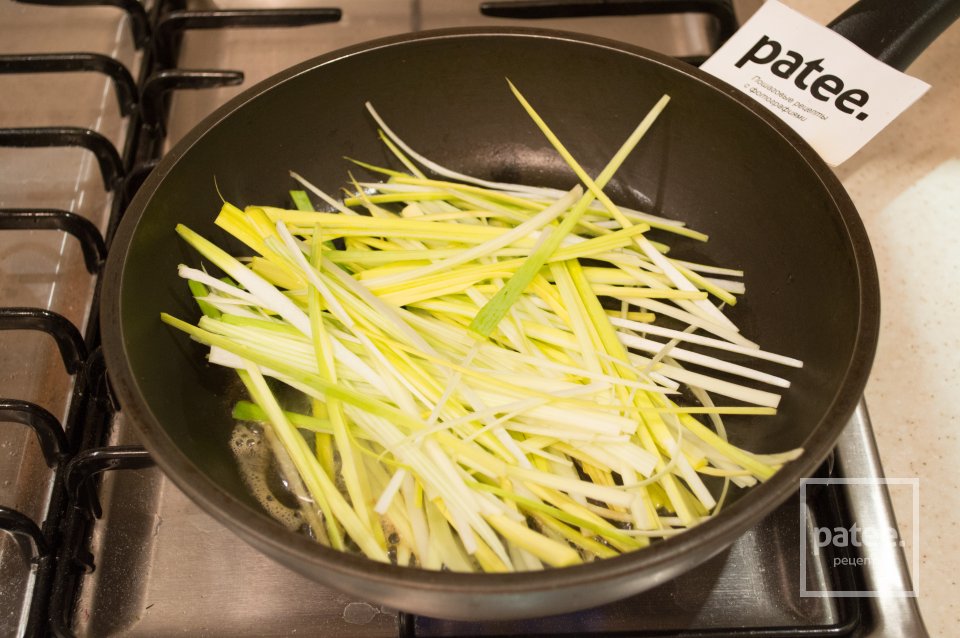 Спагетти с луком-пореем в сливочном соусе - Шаг 5