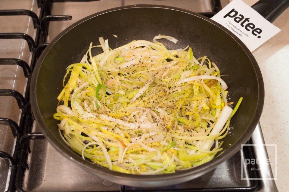 Спагетти с луком-пореем в сливочном соусе - Шаг 6
