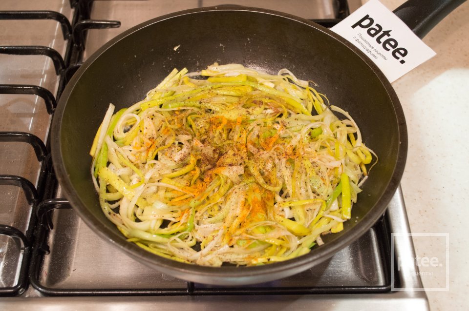 Спагетти с луком-пореем в сливочном соусе - Шаг 7