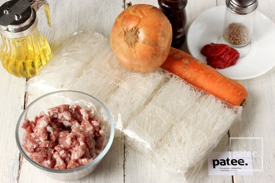 Фунчоза с мясным фаршем и овощами - Шаг 1