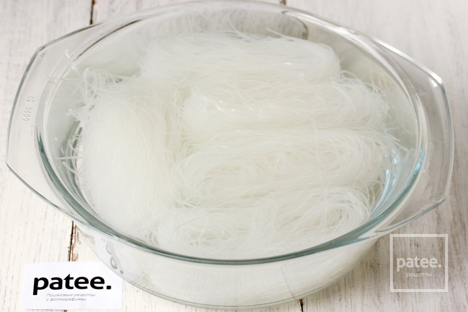 Фунчоза с мясным фаршем и овощами - Шаг 2