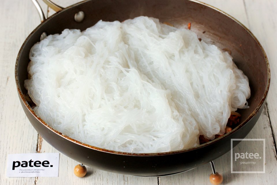 Фунчоза с мясным фаршем и овощами - Шаг 9