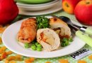 Куриные рулетики с яблоками и изюмом