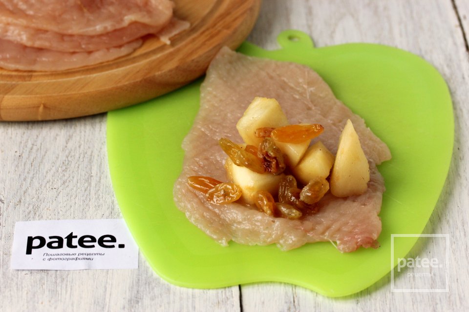 Куриные рулетики с яблоками и изюмом - Шаг 7