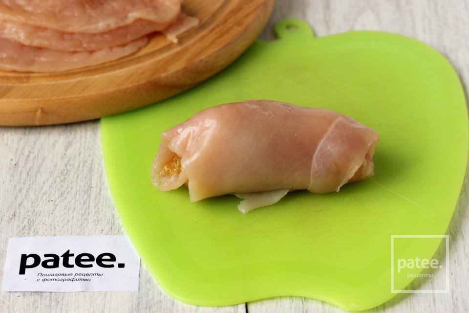 Куриные рулетики с яблоками и изюмом - Шаг 8