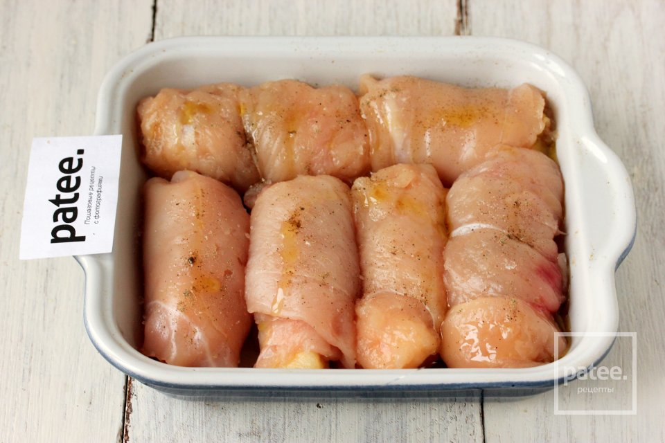 Куриные рулетики с яблоками и изюмом - Шаг 10