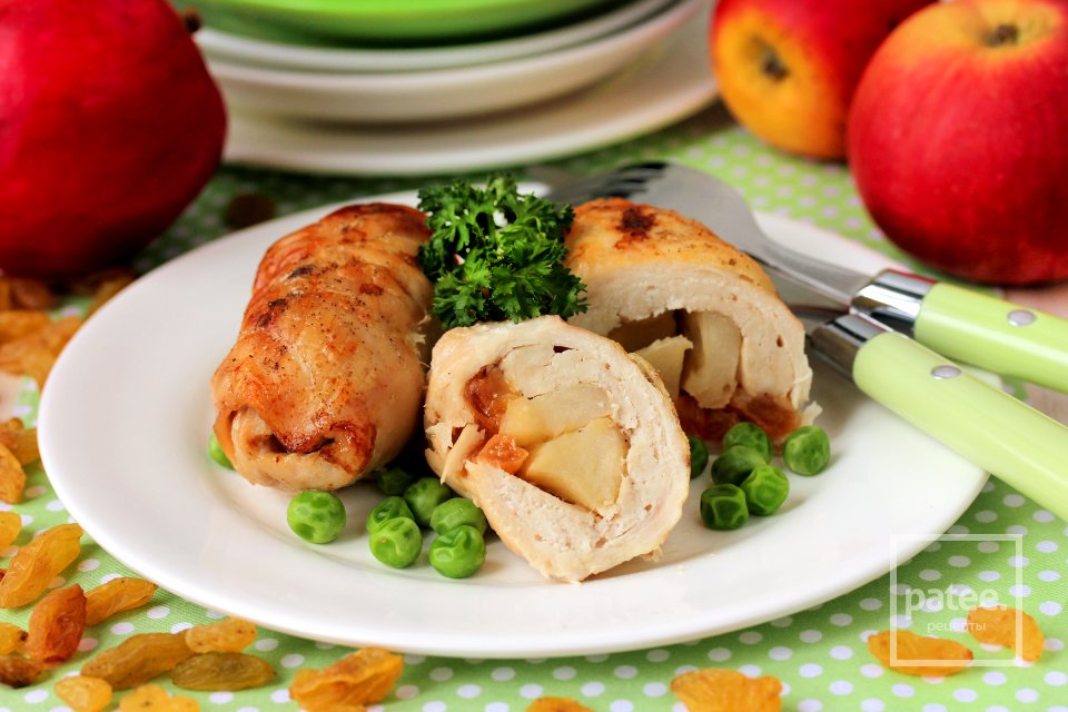 Куриные рулетики с яблоками и изюмом - Шаг 13