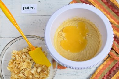 Медовый кекс с бананами и орехами - приготовление