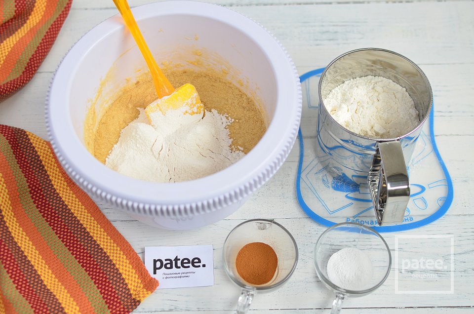 Медовый кекс с бананами и орехами - Шаг 6