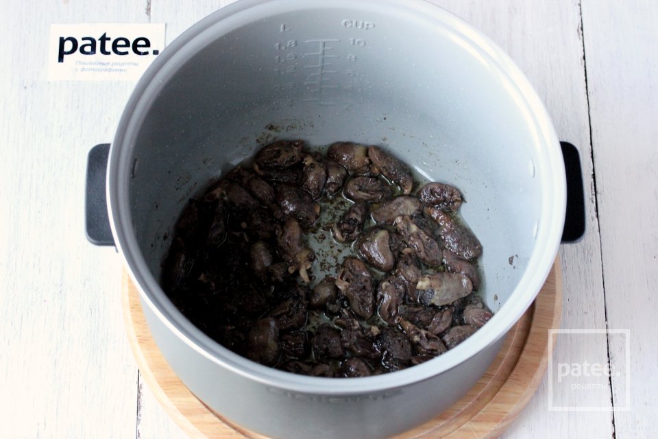 Гречка с куриными сердечками в мультиварке - Шаг 7