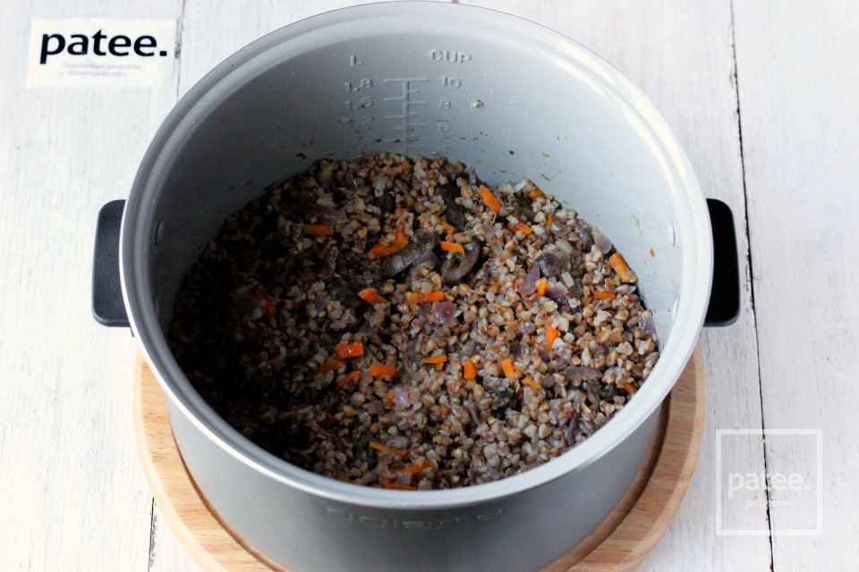 Гречка с куриными сердечками в мультиварке - Шаг 12