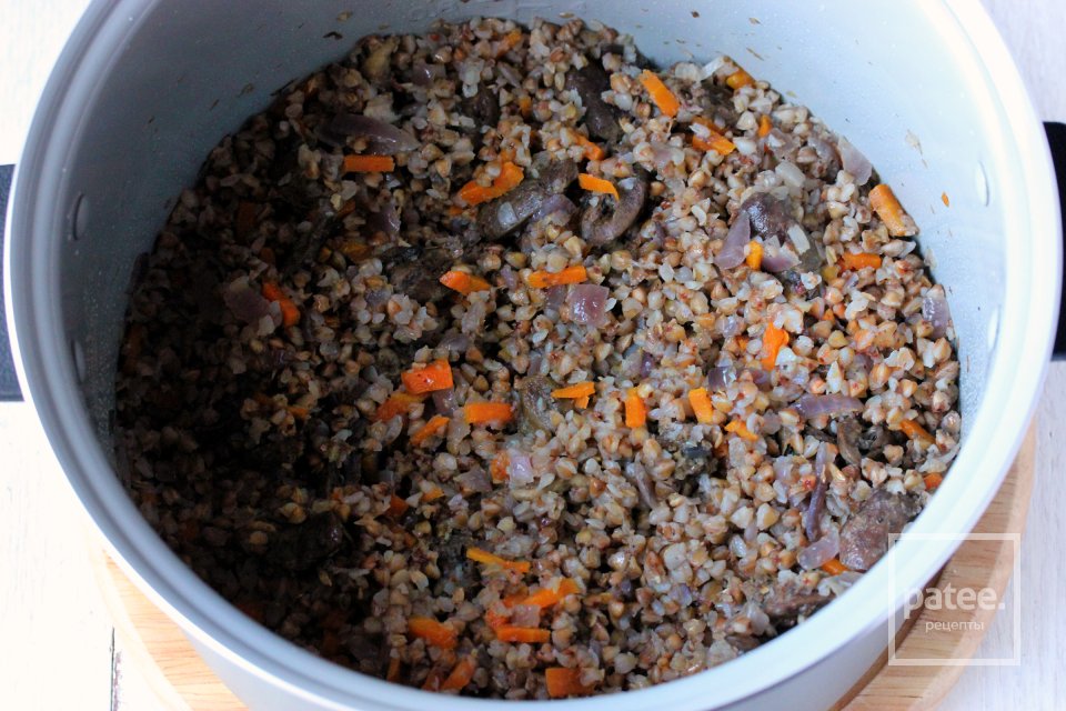 Гречка с куриными сердечками в мультиварке - Шаг 13