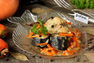 Скумбрия, тушеная с морковью и луком