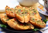 Гренки с сыром и перцем чили
