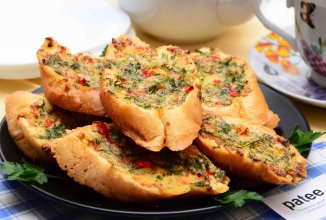 Гренки с сыром и перцем чили