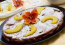 Шоколадный пирог с персиками