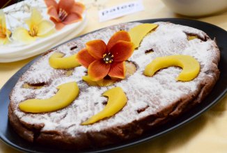 Шоколадный пирог с персиками