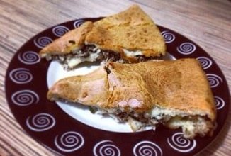 Пирог с консервой и яйцом