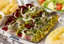 Закуска из солёной сельди со свёклой и горошком