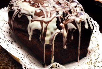 Кекс с марципаном и пьяными вишенками