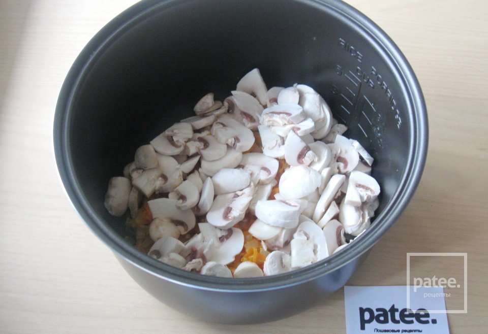 Гречневая каша с тушенкой и грибами в мультиварке - Шаг 7