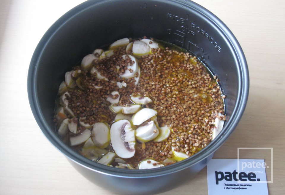 Гречневая каша с тушенкой и грибами в мультиварке - Шаг 10