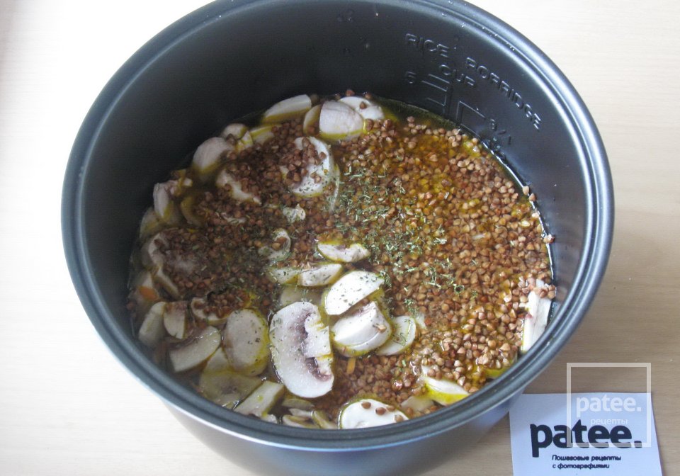 Гречневая каша с тушенкой и грибами в мультиварке - Шаг 11