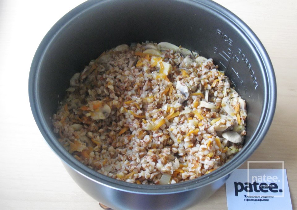 Гречневая каша с тушенкой и грибами в мультиварке - Шаг 12