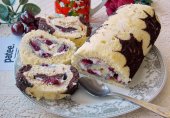 Рулет с кремом и вишней