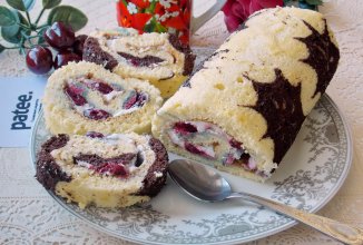 Рулет с кремом и вишней