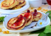 Сырники с изюмом и клюквенным вареньем