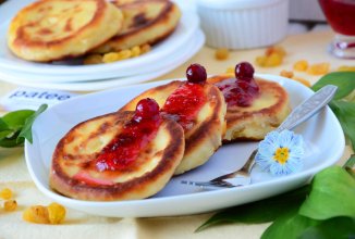 Сырники с изюмом и клюквенным вареньем
