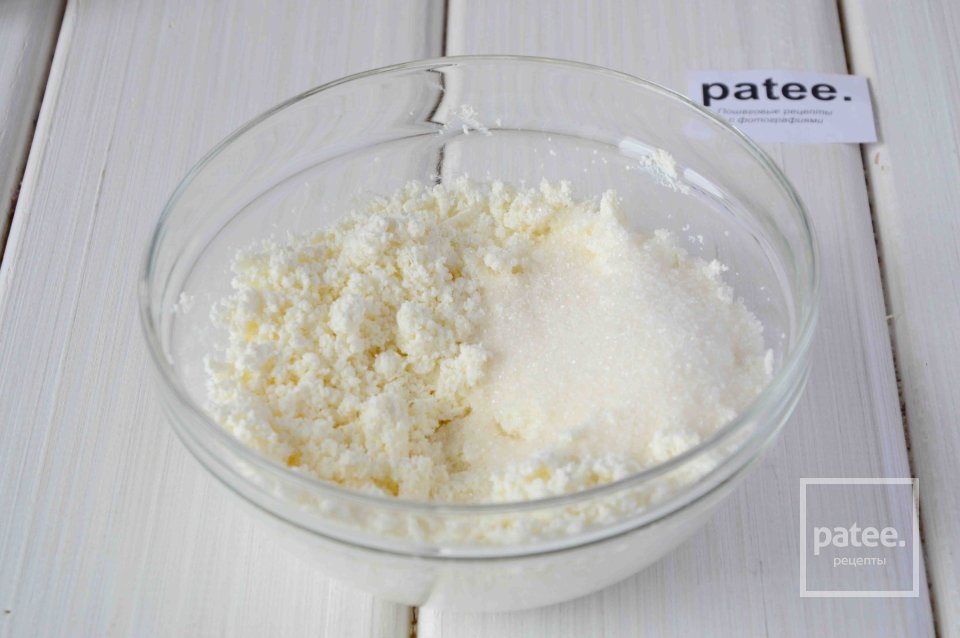 Сырники с изюмом и клюквенным вареньем - Шаг 2