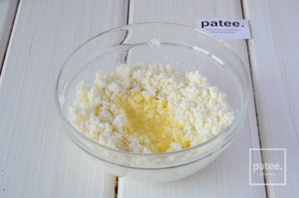 Сырники с изюмом и клюквенным вареньем - Шаг 3