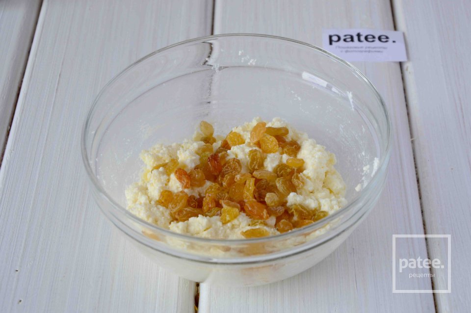 Сырники с изюмом и клюквенным вареньем - Шаг 4