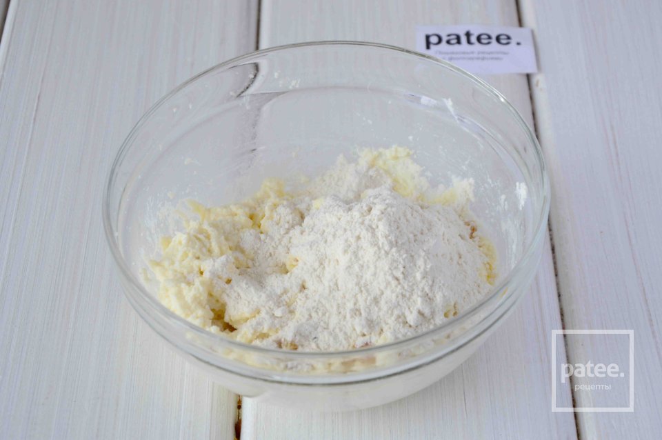 Сырники с изюмом и клюквенным вареньем - Шаг 5