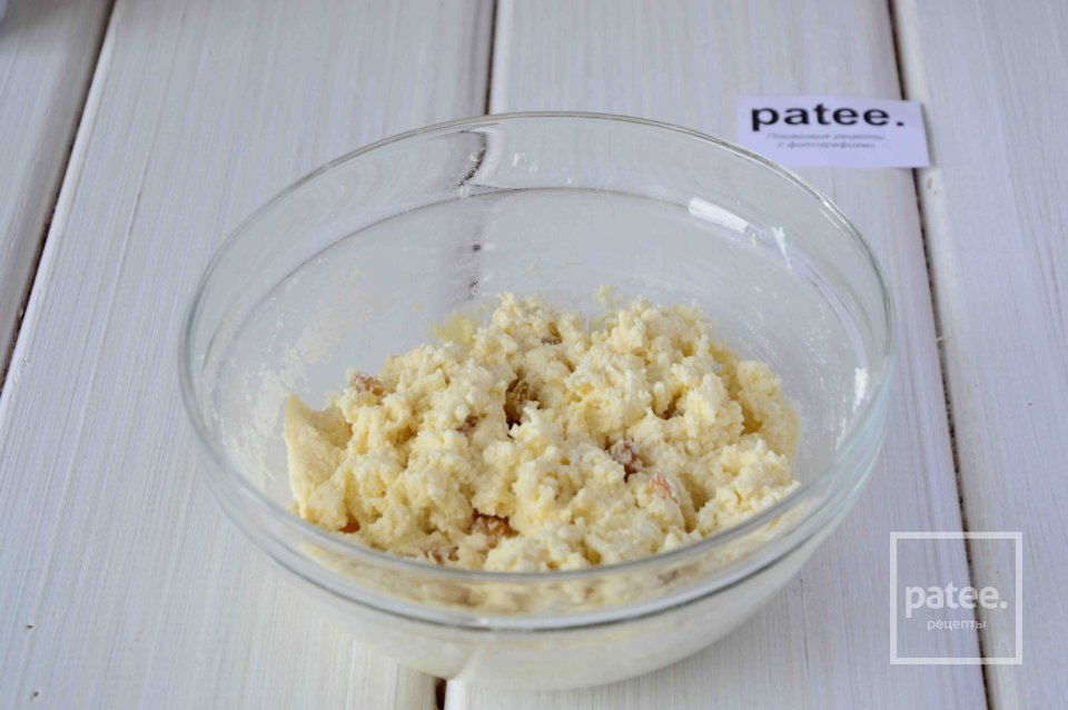 Сырники с изюмом и клюквенным вареньем - Шаг 6