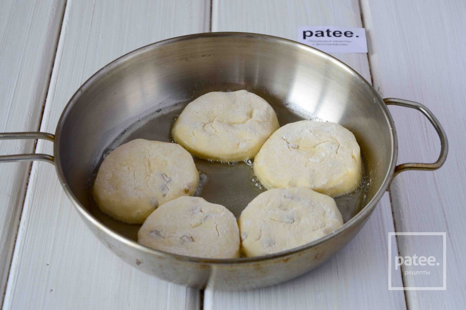 Сырники с изюмом и клюквенным вареньем - Шаг 8