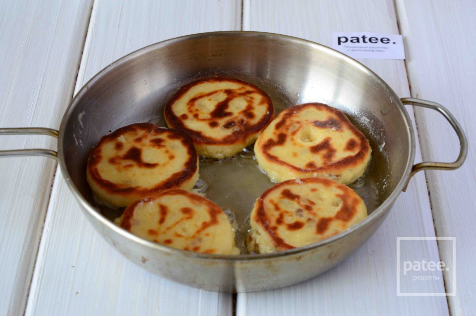 Сырники с изюмом и клюквенным вареньем - Шаг 9