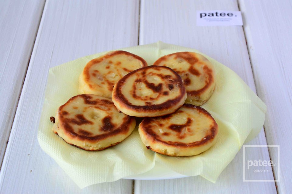 Сырники с изюмом и клюквенным вареньем - Шаг 10