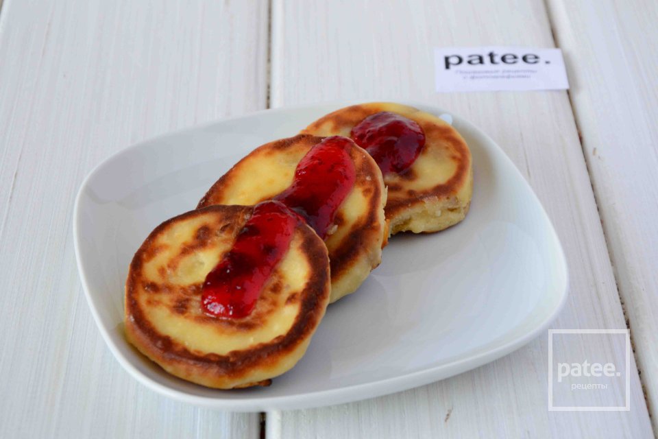 Сырники с изюмом и клюквенным вареньем - Шаг 11