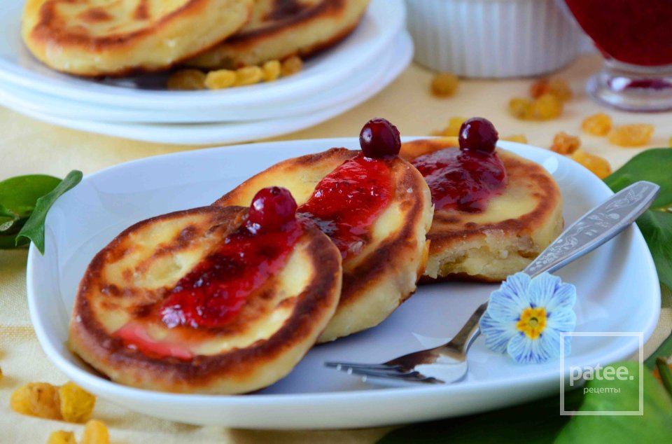 Сырники с изюмом и клюквенным вареньем - Шаг 12