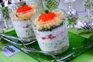 Салат с крабовыми палочками, сыром и красной икрой