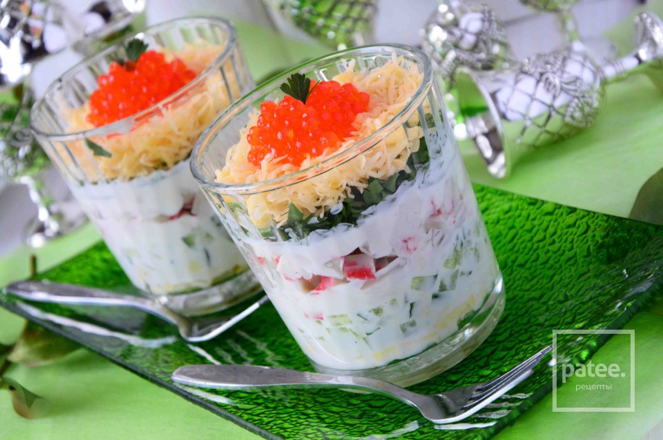 Салат с крабовыми палочками, сыром и красной икрой - Шаг 14