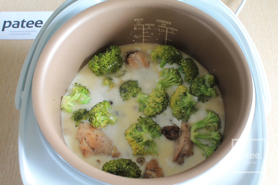 Курица с грибами и брокколи в мультиварке - Шаг 9