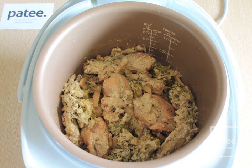 Курица с грибами и брокколи в мультиварке - Шаг 10