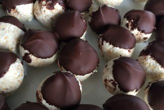 Диетические творожные шарики в шоколаде